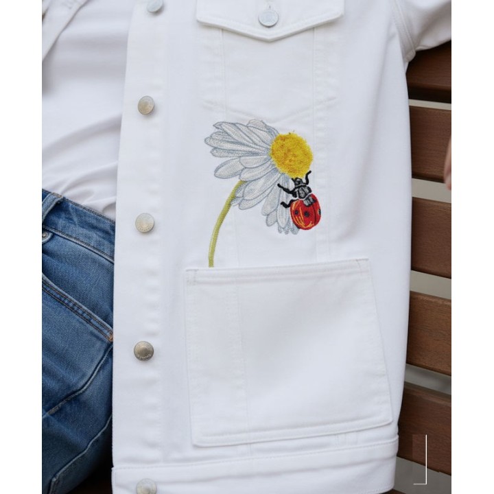 pocket with Ladybug on chamomile embroidery design
