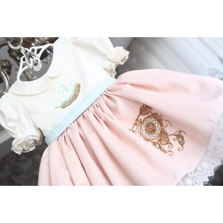 Dreamcatcher 14 embroidery design showcasing intricate Native American motifs for creative stitching projects.